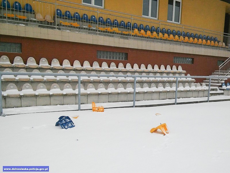 Po pijanemu zniszczyli 65 krzesełek w obiekcie sportowym i auto dostawcze. Mają... 16–17 lat