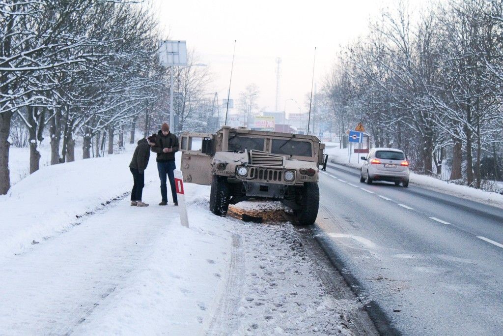 Kolizja Hummera na ul. Kościuszki w Bolesławcu