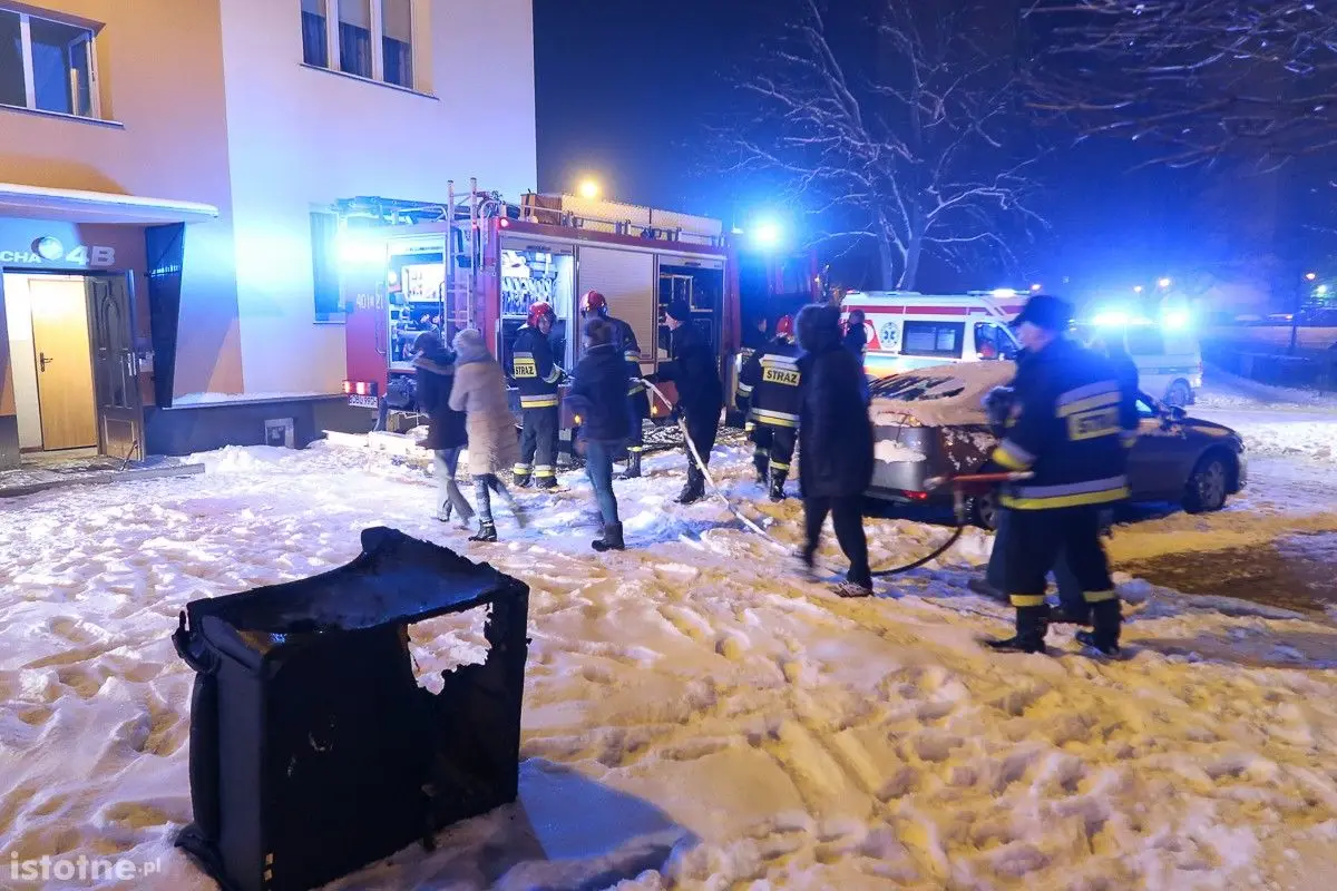 Płonie mieszkanie na Cichej