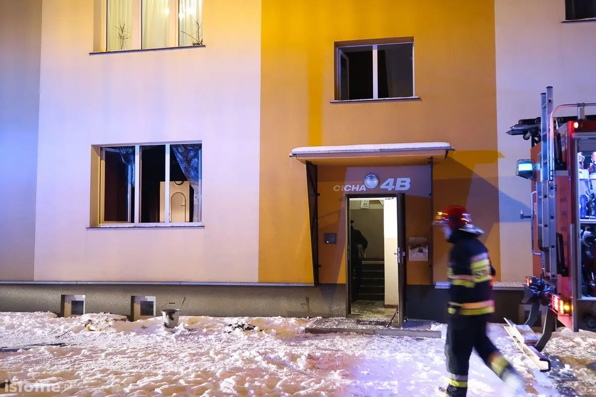Płonie mieszkanie na Cichej