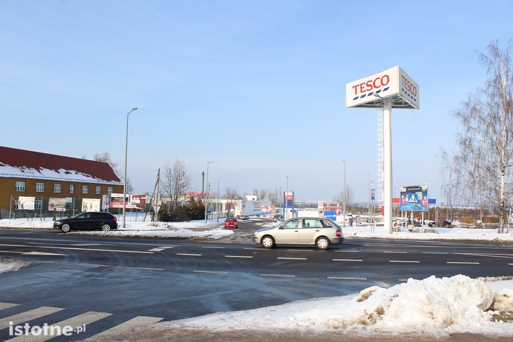 Skrzyżowanie – wyjazdy z Tesco i stacji Orlen na al. Tysiąclecia