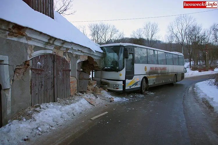 Autobus PKS Bolesławiec zderzył się z budynkiem