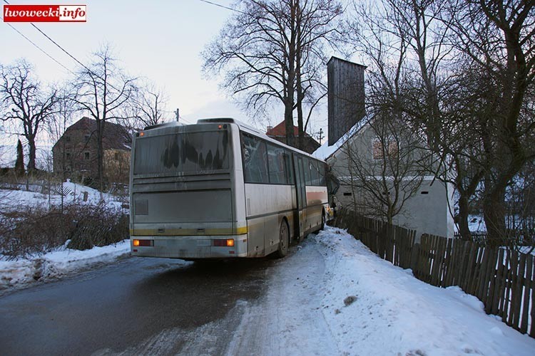 Autobus PKS Bolesławiec zderzył się z budynkiem