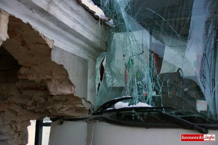 Autobus PKS Bolesławiec zderzył się z budynkiem