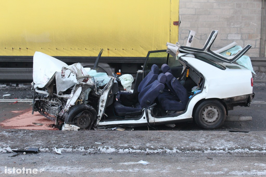 Wypadek pod wiaduktem - 2 osoby ranne