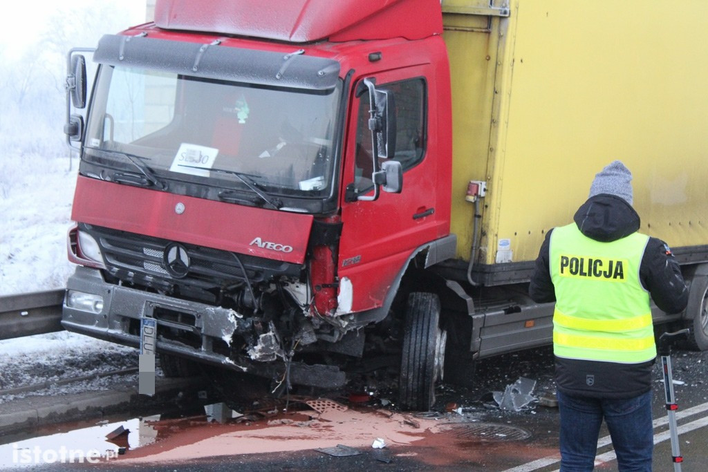 Wypadek pod wiaduktem - 2 osoby ranne