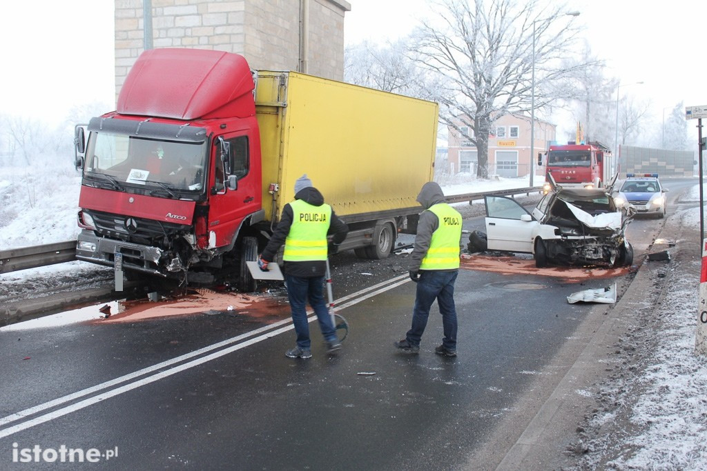 Wypadek pod wiaduktem - 2 osoby ranne