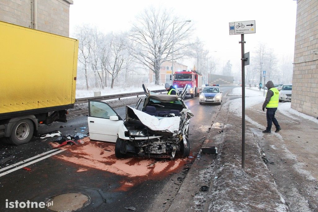 Wypadek pod wiaduktem - 2 osoby ranne