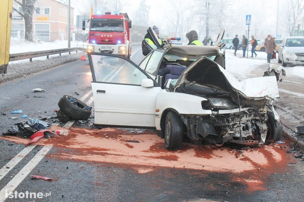 Wypadek pod wiaduktem - 2 osoby ranne