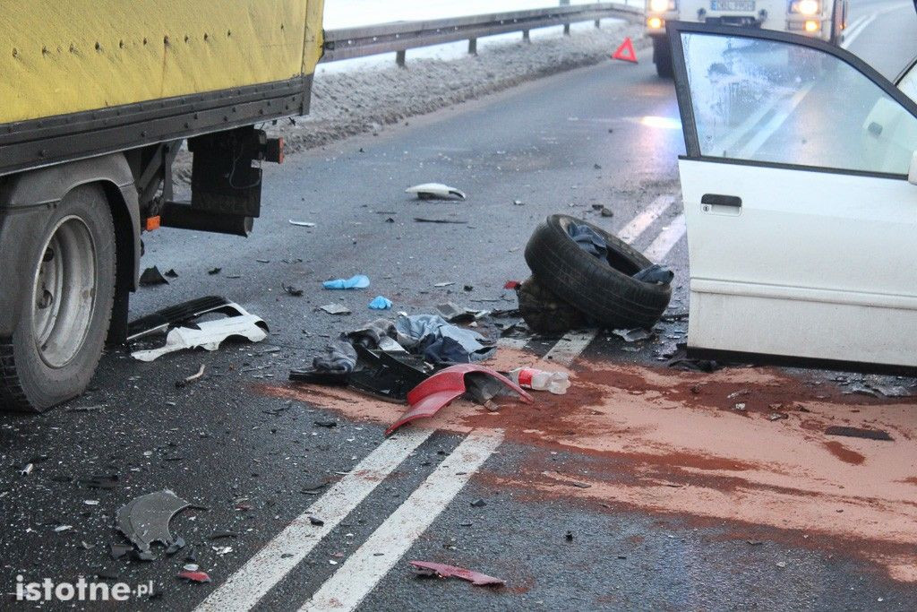 Wypadek pod wiaduktem - 2 osoby ranne