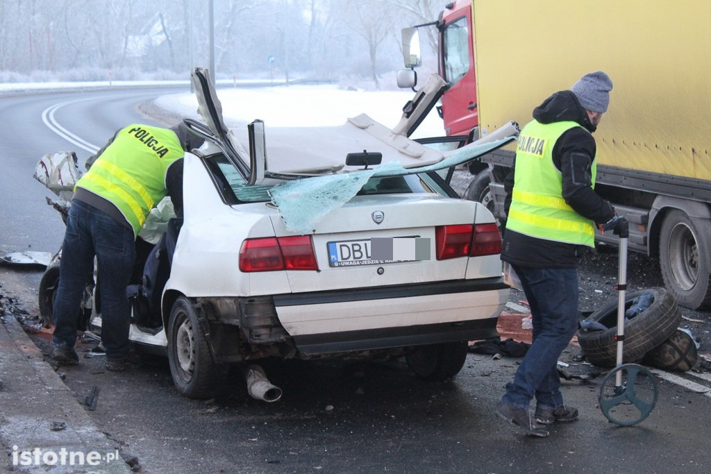 Wypadek pod wiaduktem - 2 osoby ranne