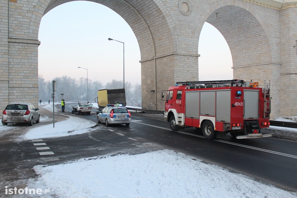 Wypadek pod wiaduktem - 2 osoby ranne