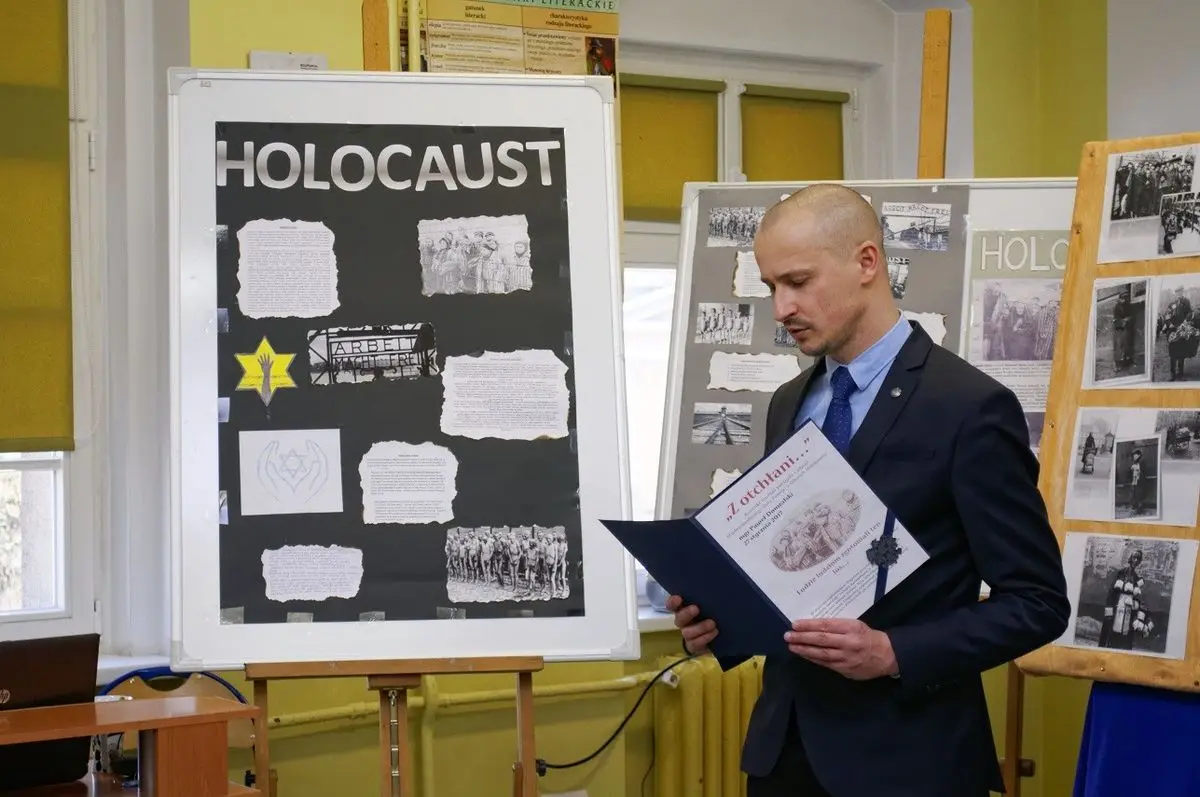 Upamiętnili zagładę dzieci w obozie koncentracyjnym Auschwitz-Birkenau