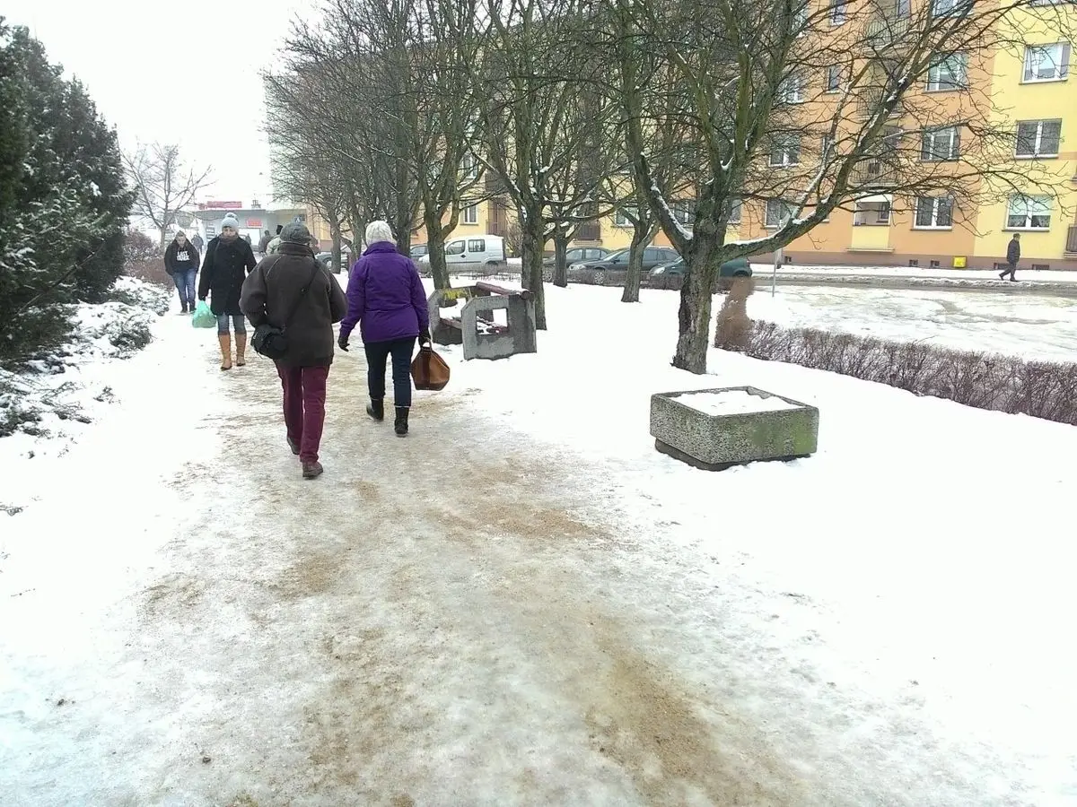 Posypany chodnik przy ul. Asnyka