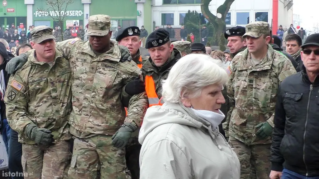 Jeden z żołnierzy, który zemdlał podczas strasznie długiej uroczystości