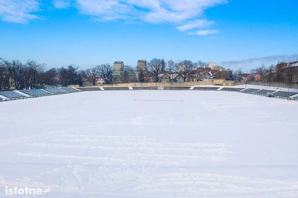 Stadion miejski w Bolesławcu zimą
