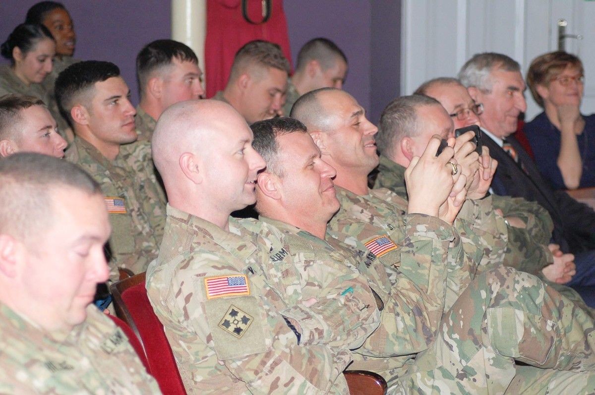 „Szła dzieweczka do laseczka”, czyli Amerykanie poznają naszą kulturę