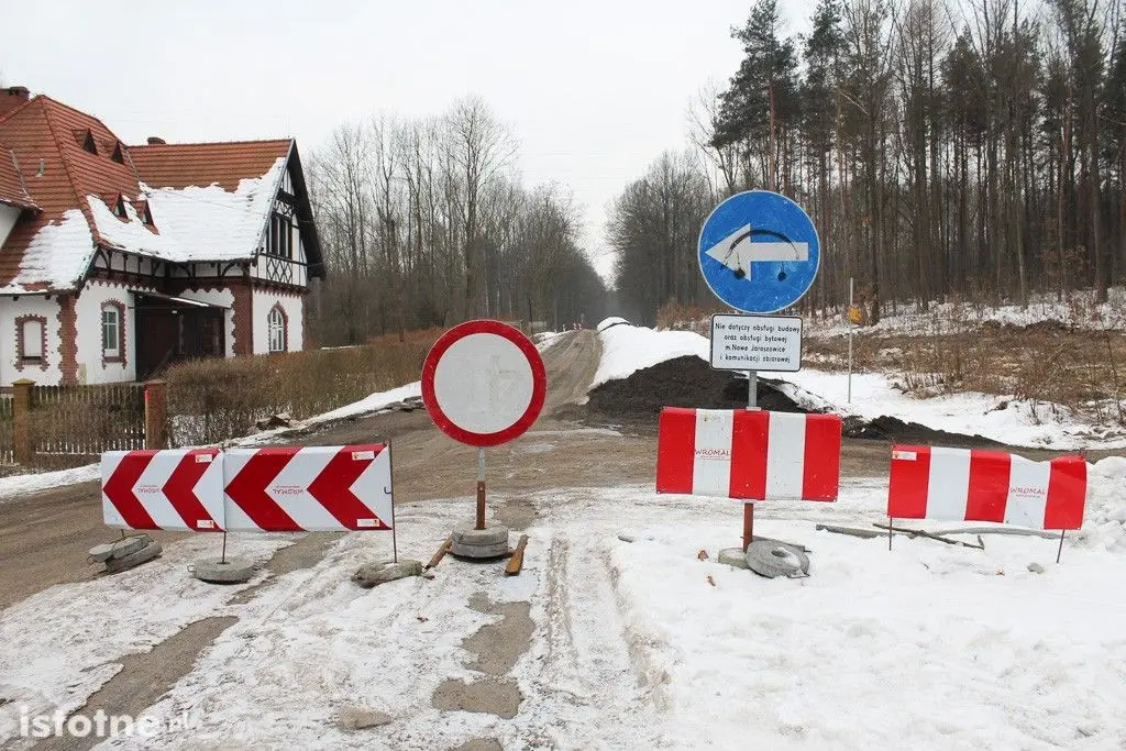 Zamknięta droga z Bolesławca do Lwówka Śląskiego.