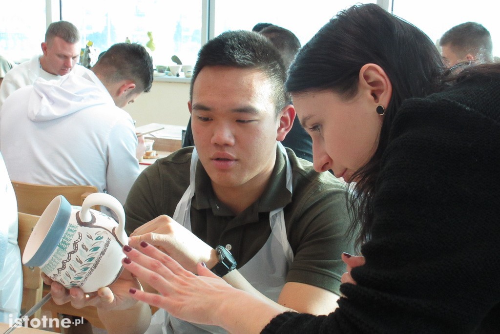 Amerykańscy żołnierze ozdabiają ceramiczne kubki