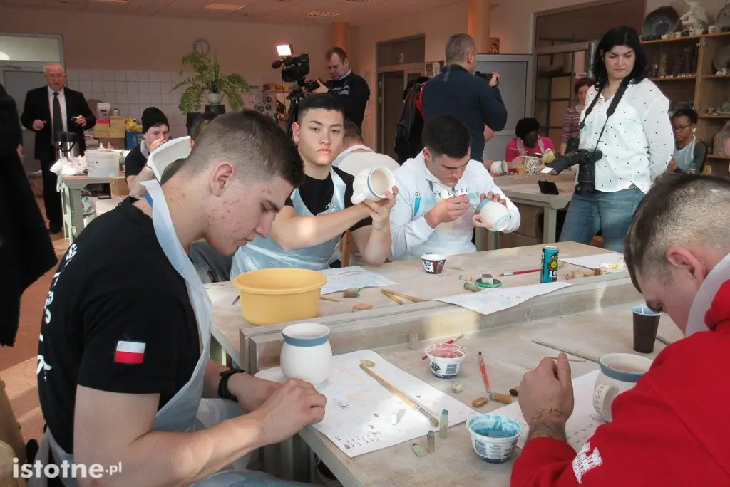 Amerykańscy żołnierze ozdabiają ceramiczne kubki