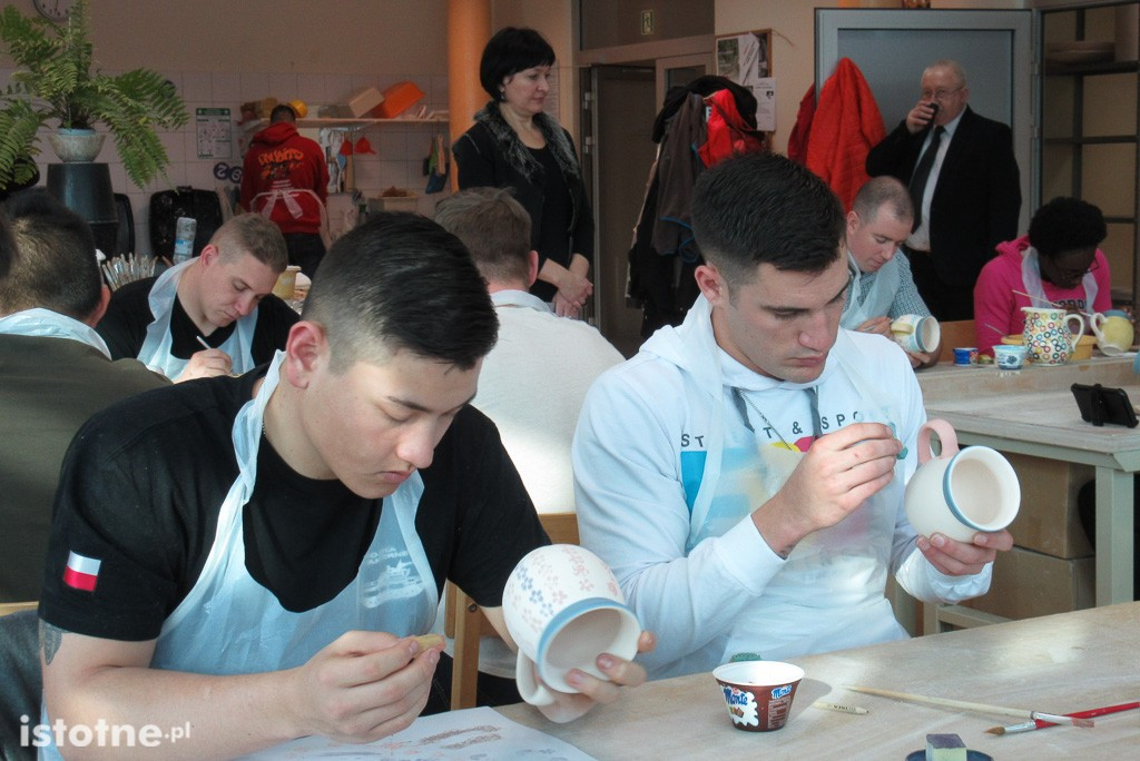 Amerykańscy żołnierze ozdabiają ceramiczne kubki