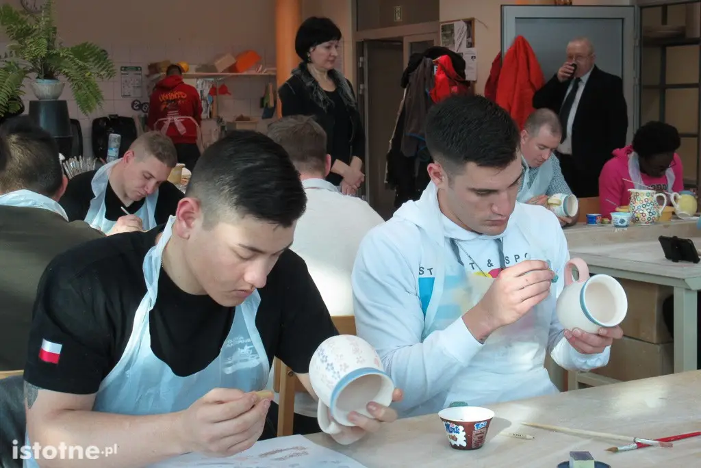 Amerykańscy żołnierze ozdabiają ceramiczne kubki