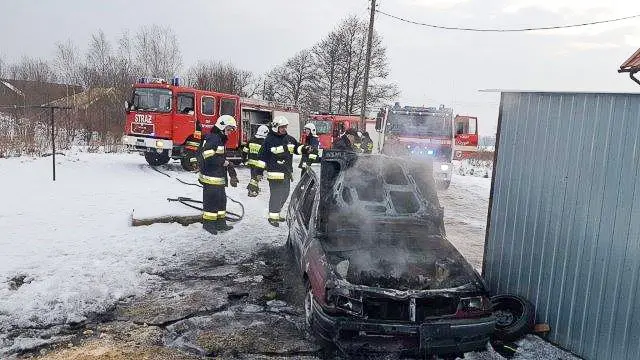 Pożar samochodu w Wykrotach