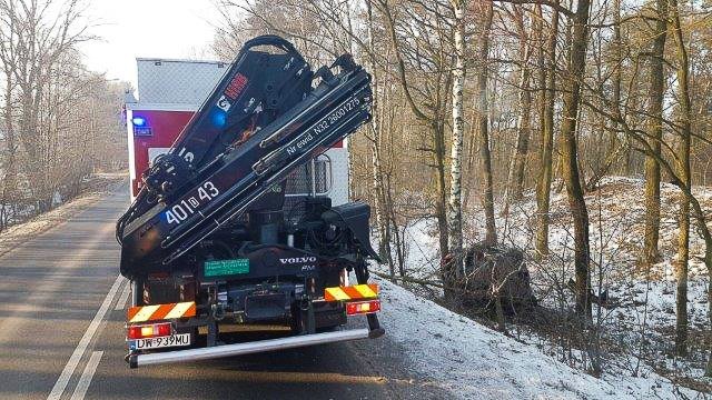 Renault wypadł z drogi i wpadł do rowu