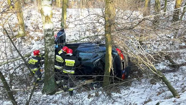 Renault wypadł z drogi i wpadł do rowu