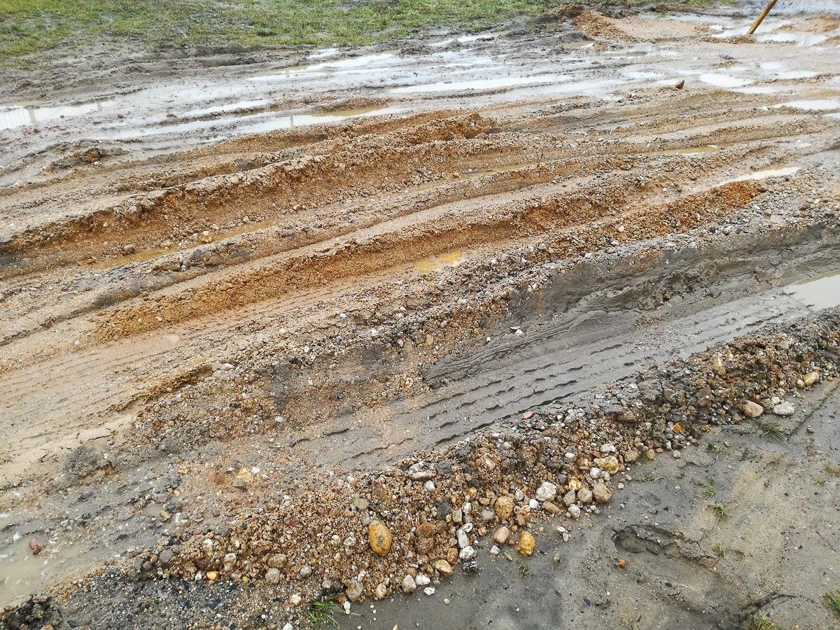 Czytelniczka: tak wygląda doraźnie naprawiona droga w Dobrej