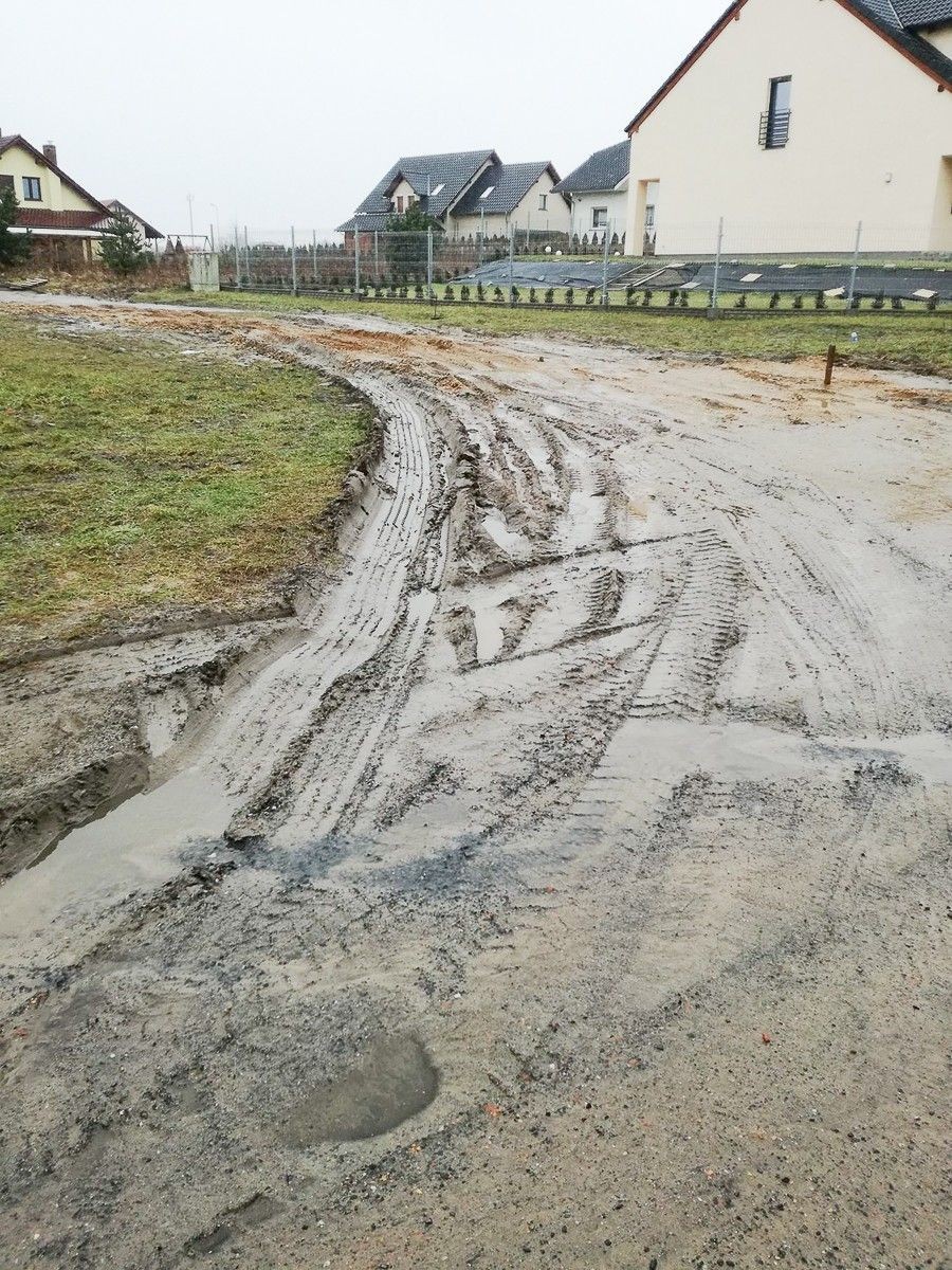 Czytelniczka: tak wygląda doraźnie naprawiona droga w Dobrej