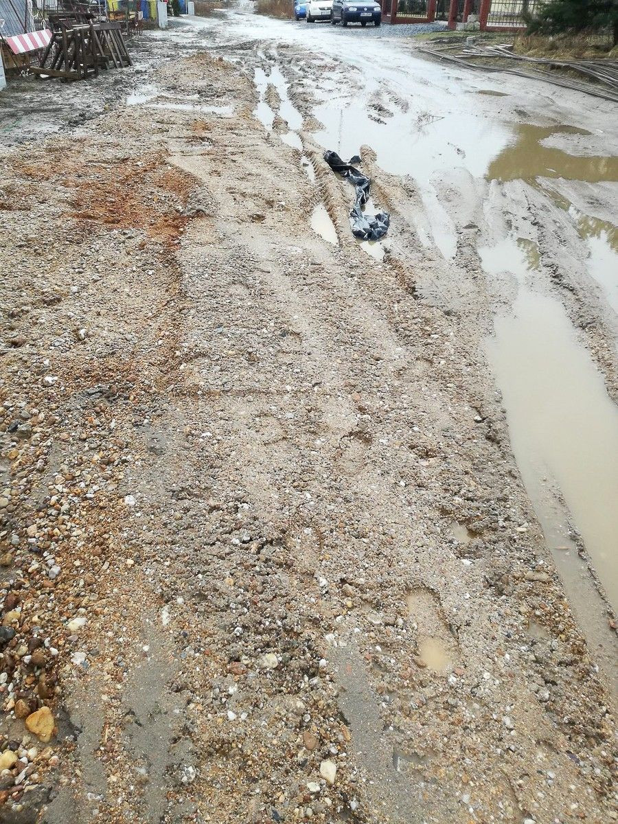 Czytelniczka: tak wygląda doraźnie naprawiona droga w Dobrej