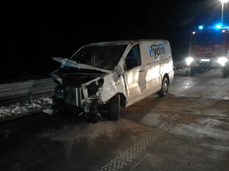 Auto dostawcze dachowało na A4 – 1 osoba poszkodowana