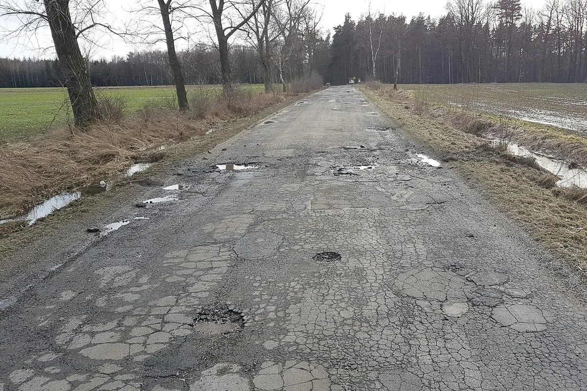 Koszmarne dziury na drodze Ocice–Gościszów