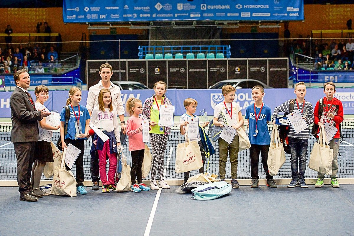 Dekoracja młodych tenisistów