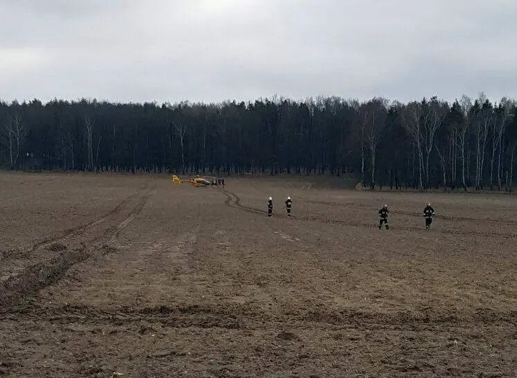 Drzewo przygniotło mężczyznę. Zabrał go śmigłowiec