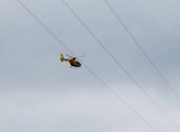 Drzewo przygniotło mężczyznę. Zabrał go śmigłowiec