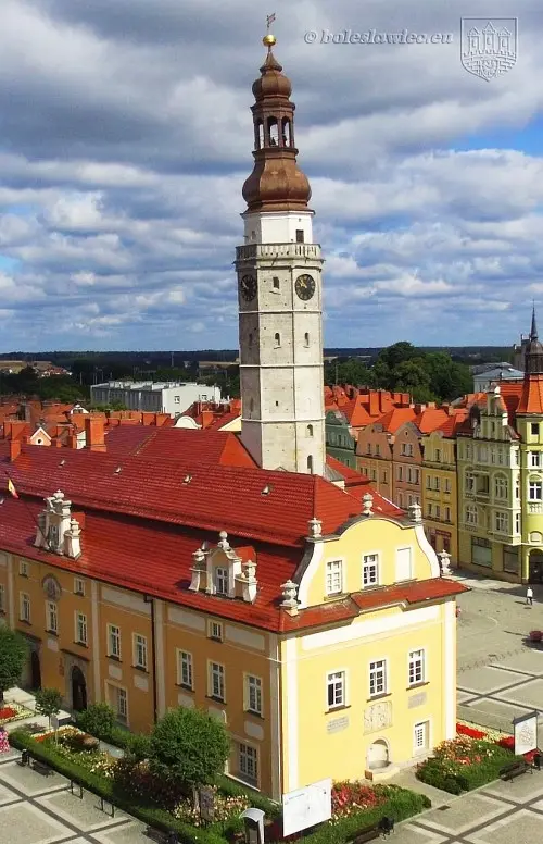 Zegar na na wieży ratuszowej znów odmierza czas