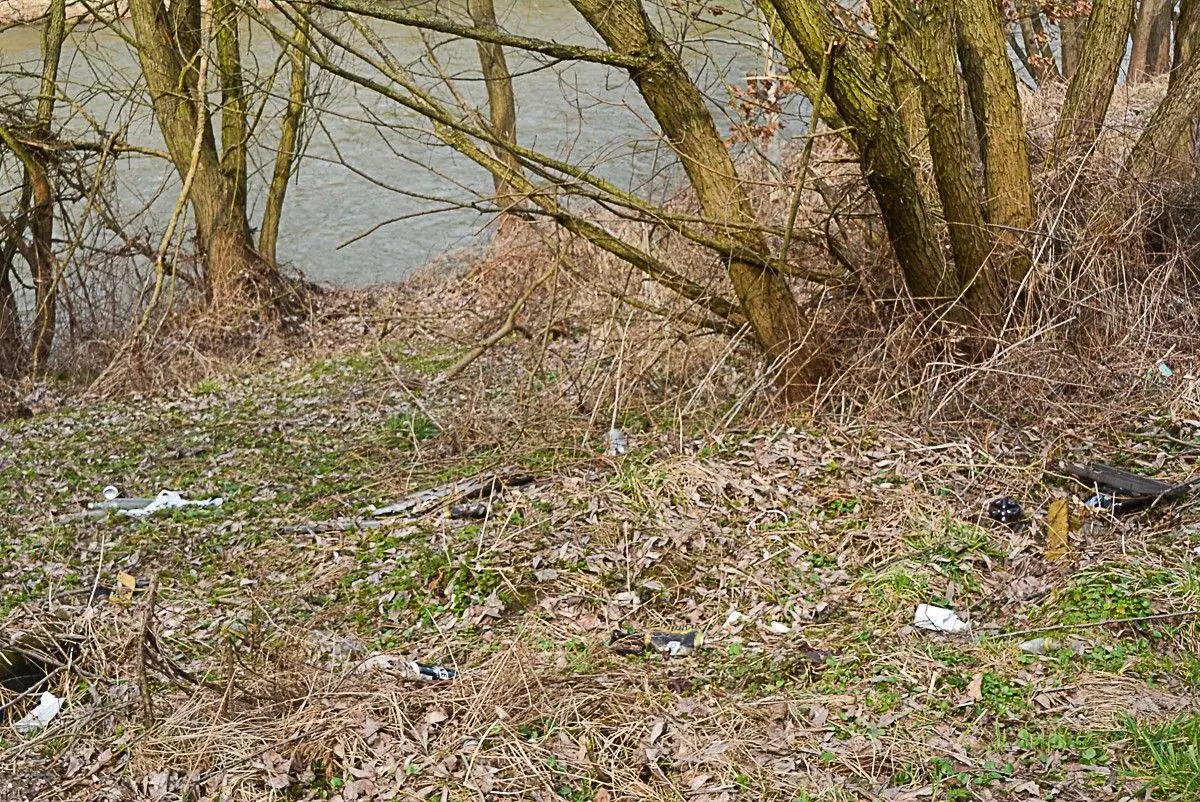 Urządzają pijatyki pod mostem na Mostowej