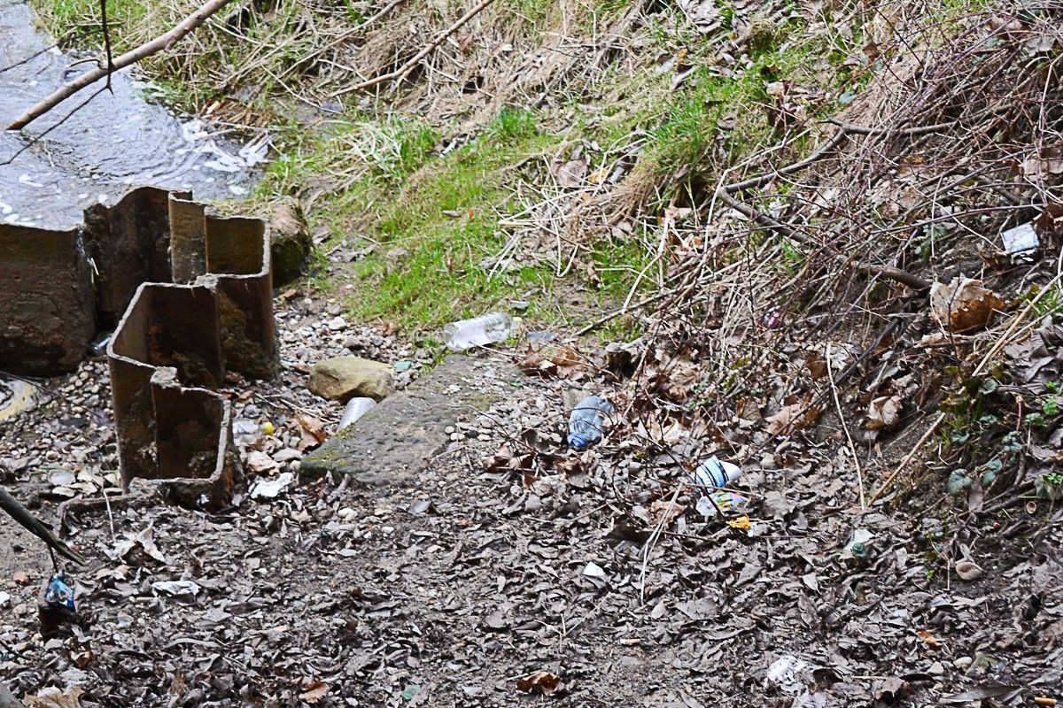 Urządzają pijatyki pod mostem na Mostowej
