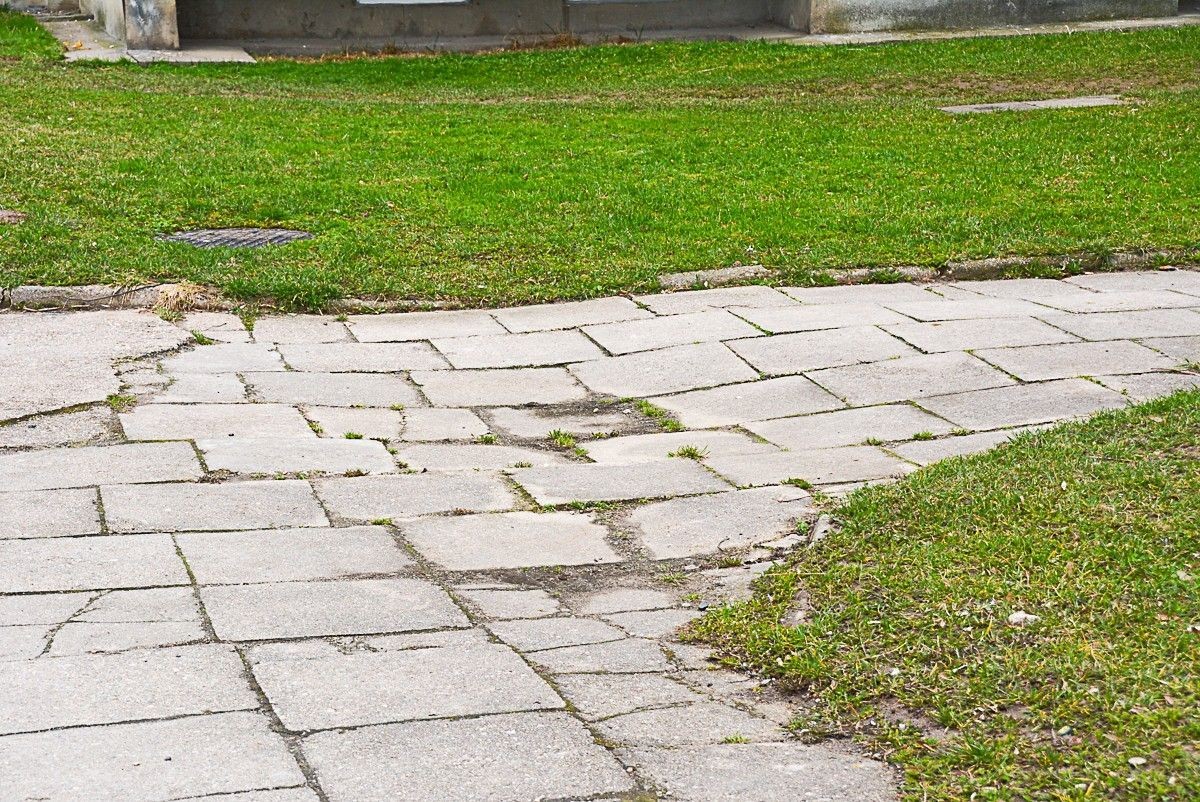 Staszica: wstęp na chodnik zabroniony