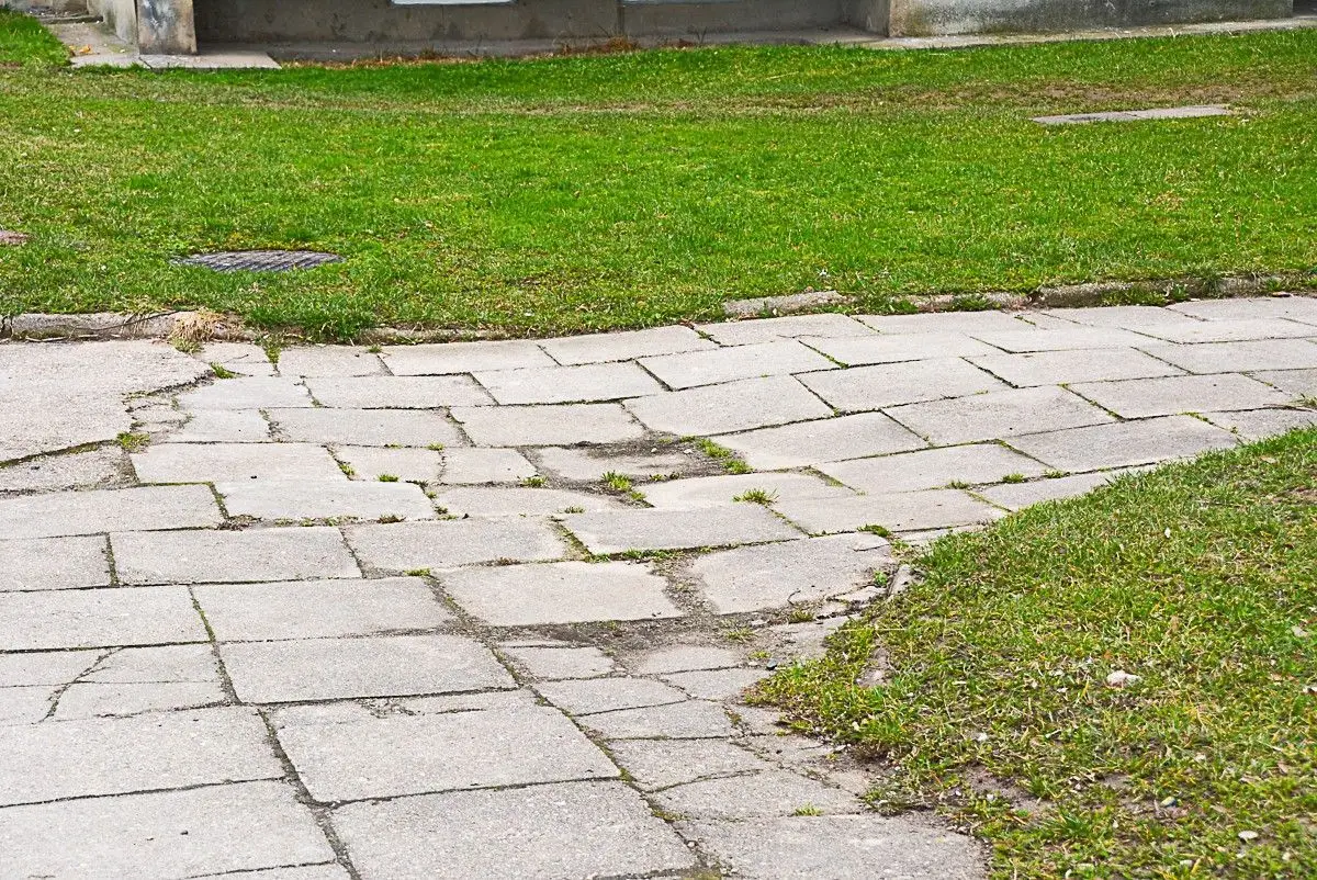 Staszica: wstęp na chodnik zabroniony