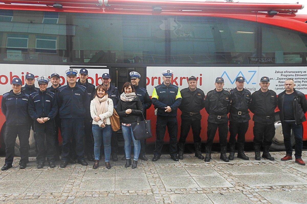 spoKREWnieni służbą mundurowi oddali krew