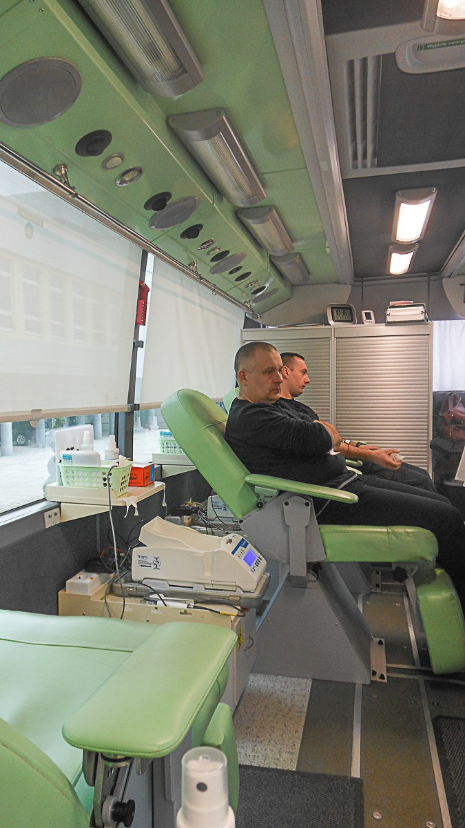 spoKREWnieni służbą mundurowi oddali krew