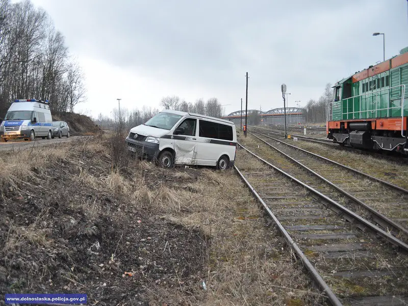 Kradzionym busem uciekał przed czeską i polską policją. Zatrzymano go na... torowisku