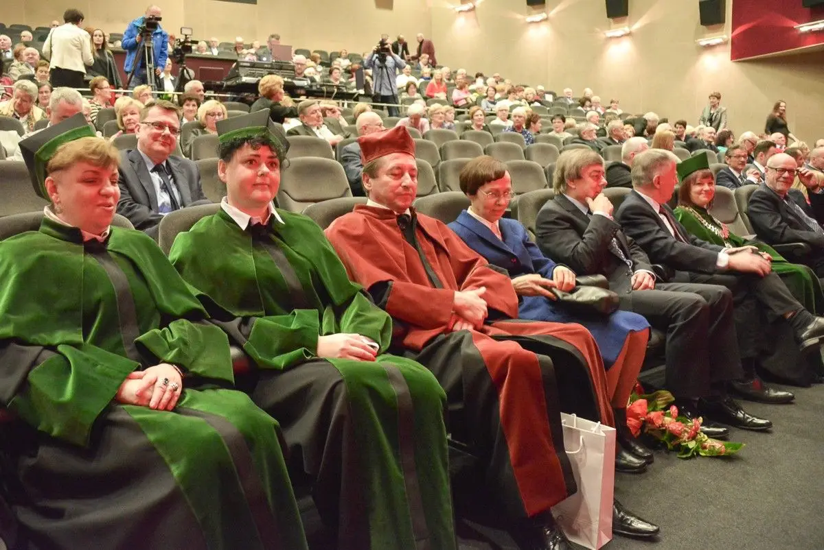 Wielu przyjaciół na uroczystości z okazji 10-lecia Uniwersytetu Trzeciego Wieku w Bolesławcu