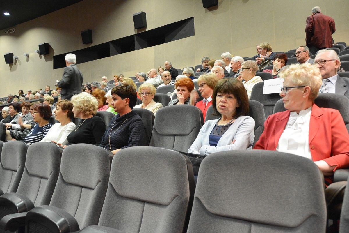 Wielu przyjaciół na uroczystości z okazji 10-lecia Uniwersytetu Trzeciego Wieku w Bolesławcu