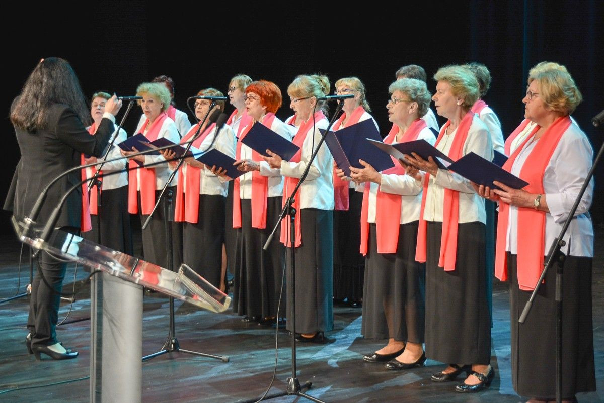 Wielu przyjaciół na uroczystości z okazji 10-lecia Uniwersytetu Trzeciego Wieku w Bolesławcu