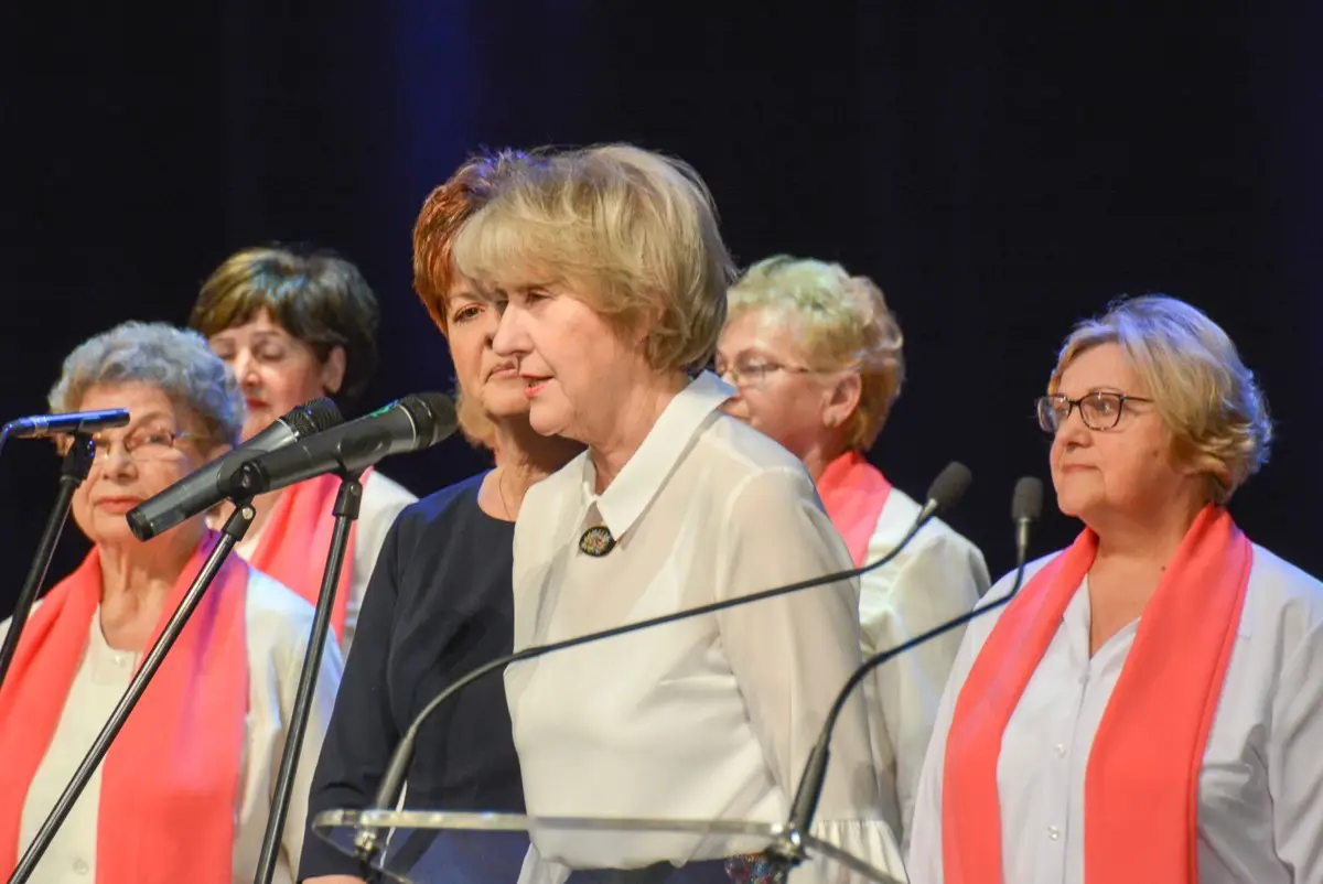 Wielu przyjaciół na uroczystości z okazji 10-lecia Uniwersytetu Trzeciego Wieku w Bolesławcu