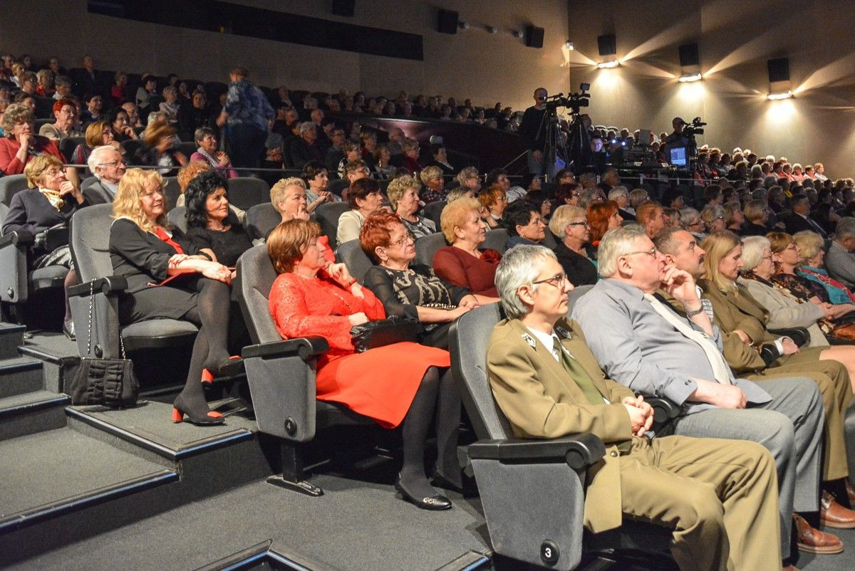 Wielu przyjaciół na uroczystości z okazji 10-lecia Uniwersytetu Trzeciego Wieku w Bolesławcu